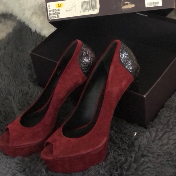 Badgley Mischka Burgundy Satin Heels- size 6.5 Suede Platform Heels. Comfortable.Worn maybe1xBurgundy dark grey accent on side